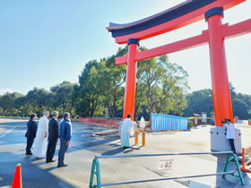 太鼓橋前大鳥居